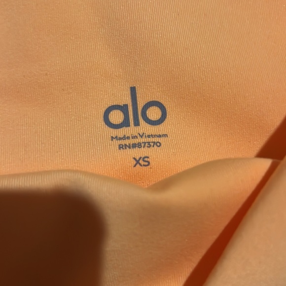 alo yoga shorts NWOT never worn - Picture 6 of 8